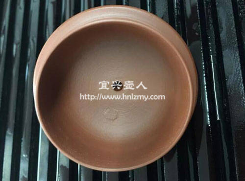 壺蓋中有一圈一圈的環(huán)狀紋路