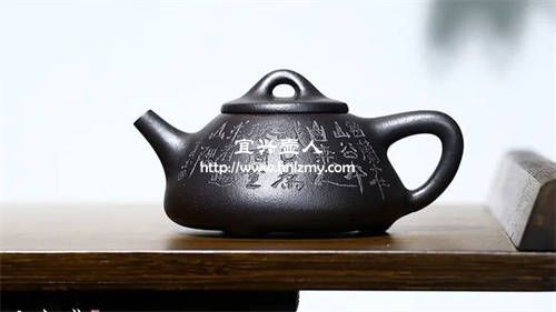加入石黃燒制出來(lái)的紫砂壺是黑色嗎