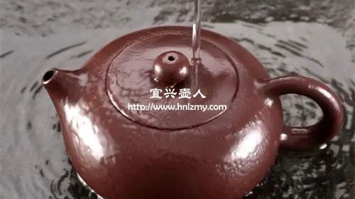 真紫砂壺澆完熱水會(huì)有味道嗎