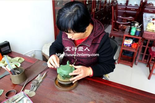 國家工藝美術(shù)師蔣美珍老師做壺圖片
