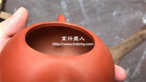 灌漿壺內(nèi)部的凹陷痕跡