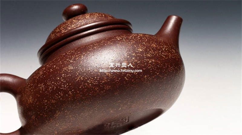 調(diào)砂紫砂壺表面的金色點(diǎn)點(diǎn)